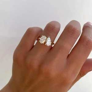 Anillo de compromiso Toi et Moi con 3 diamantes cultivados en laboratorio, ovalados y en forma de pera, anillo de diamantes Toi et Moi en oro de 14k, certificado por IGI. - Product Image 5