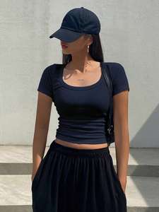 Haut court athleisure crossover pour femme, idéal pour l'été et le fitness, t-shirt classique coupe ajustée, couleur unie, encolure dégagée, personnalisable en coton et élasthanne - Product Image 4