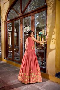 Conjunto Moderno de Lehenga, Blusa y Koti con Silueta Coordinada, Bordado Tradicional con Hilos y un Toque de Brillo Metálico, Lehenga a Precio de Mayoreo - Product Image 2