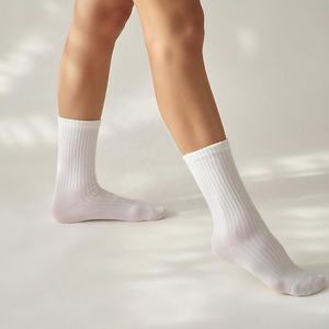 ถุงเท้ากีฬากันลื่นมีกาวพื้นหนาสำหรับนักกีฬาฟุตบอลฤดูใบไม้ผลิ - Product Image 2