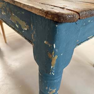 Mesa de Comedor Victoriana Antigua de Pino, Mesa de Cocina Rústica de Madera Maciza Pintada en Azul, Escritorio con Patas Torneadas, Muebles para Sala de Estar - Product Image 2
