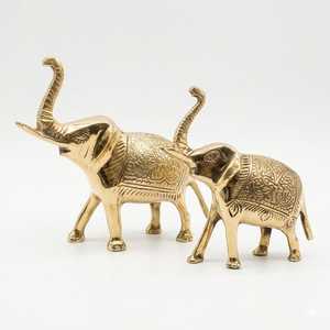 Figurine d'éléphant classique en laiton faite à la main, gravée avec un design traditionnel, décoration de table, sculpture animale pour salon - Product Image 1