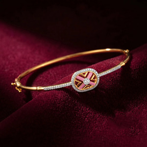 Bracelet Halo en Diamants Rose avec Centre Oval en Or Jaune et Design Géométrique Scintillant - Product Image 4