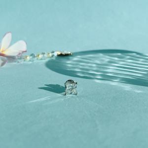 Boucles d'oreilles minimalistes en or blanc massif 9 carats avec diamant de laboratoire certifié taille princesse de 1,5 carat, unisexe, pour fiançailles et mariage - Product Image 1