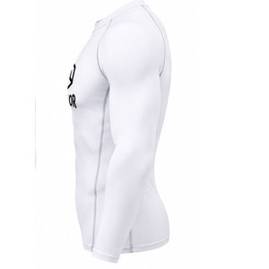Camiseta deportiva de compresión duradera hecha de una mezcla de poliéster y spandex de alta calidad, controla la humedad y ofrece un rendimiento duradero. - Product Image 4
