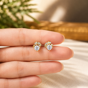 Boucles d'oreilles clous de fiançailles en or jaune vermeil 18 carats avec moissanite taille brillant rond et motif feuille florale pour femme - Product Image 5
