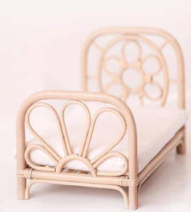 Lit enfant en rotin artisanal avec tête de lit florale, meubles en osier naturel pour chambre d'enfant, chambre à coucher, décoration intérieure - Product Image 6