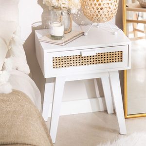Mesita de Noche de Madera Blanca con Ratán, Mesa Auxiliar Minimalista con Almacenamiento para Dormitorio, Apartamento u Hotel - Product Image 1