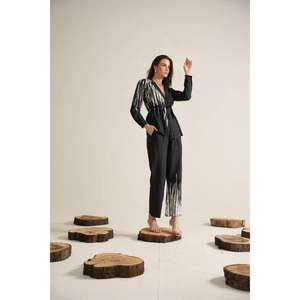 Ensemble coordonné noir pour femme, style indo-occidental, haut imprimé à nouer avec pantalon droit, tenue de soirée formelle de créateur - Product Image 1