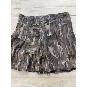 Kilt utilitaire camouflage gris pour homme, plissé, avec poches cargo, ceinture à boucle et fermeture à pression, idéal pour le travail - Product Image 1