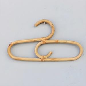 Organiseur de vêtements essentiel en rotin naturel, cintres en bois pour vêtements d'enfants - Product Image 5