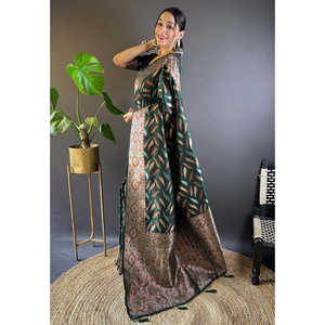 ชุดราตรีผ้าไหมเนื้อนุ่มสีเขียวขวด แบรนด์ Elite Weaves รุ่น Paan ประดับด้วยงานทอสามชั้นด้วยดิ้นทอง - Product Image 1