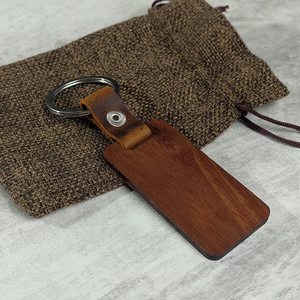 Llavero de madera con logotipo personalizado de Tradebyd, regalo hecho a mano para clientes y personal - Product Image 1