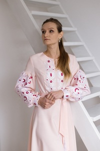 เดรสยาวผ้าลินินสีชมพูอ่อนมีสไตล์สำหรับผู้หญิงและเด็กผู้หญิงเดรสของผู้หญิงขนาดใหญ่พิเศษปักลายสวยงาม - Product Image 3