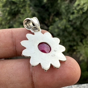 Pendentif en rubis indien facetté teinté rouge en gros, en argent sterling 925, en forme de fleur, avec motif festonné orné, bijou pour femme - Product Image 5