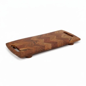 Eleve su experiencia gastronómica y de entretenimiento con esta tabla de servir de madera artesanal de primera calidad, maestrosmente ensamblada. - Product Image 1
