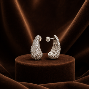 Boucles d'oreilles créoles épaisses pour femmes, serties de micro-pavés de moissanite et de diamants ronds brillants - Product Image 5