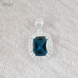 Colgante Clásico de Plata de Ley 925 con Topacio Azul de Londres de 10x8mm, Corte Cojín Largo, con Halo de Circonita Cúbica - Product Image 5