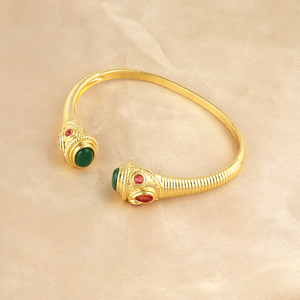 Brazalete de ónix verde de inspiración antigua con detalles de cuarzo rubí y circonita cúbica, brazalete abierto de latón chapado en oro, joyería unisex. - Product Image 2