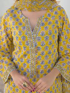 Ensemble Kurta et pantalon droit en tissu écologique de luxe, imprimé au bloc à la main, couleur moutarde, avec dupatta, en tissu confortable, disponible à la vente - Product Image 6