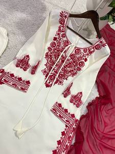 Conjunto de Kurta de Seda Romana al por Mayor con Pantalones Bordados y Dupatta de Georgette con Borde de Encaje, Ropa Tradicional India - Product Image 4