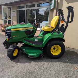 Tondeuse John Deere X940 Premium, livraison rapide, performances professionnelles puissantes, conçue pour les travaux lourds de jardinage domestique. - Product Image 2