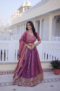 Lehenga choli de seda con bordado Timeless Grace y dupatta con diseño de encaje. - Product Image 3