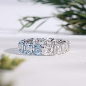 Anillo de boda clásico con corte Asscher en azul claro y blanco, anillo de eternidad completo en oro blanco para mujer, con engaste de canal, de lujo para mujer. - Product Image 3