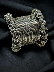 Conjunto de brazaletes de metal plateado oxidado estilo vintage con intrincados detalles de racimos de cuentas y grabados tribales de múltiples capas. - Product Image 5