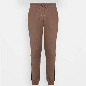 La <span class=keywords><strong>tuta</strong></span> da <span class=keywords><strong>uomo</strong></span> IT offre un look sportivo ed elegante <span class=keywords><strong>senza</strong></span> compromettere il comfort quotidiano, rendendo IT su IT adatta a molteplici occasioni. - Product Image 3