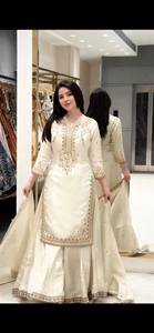 Ensemble ethnique prêt-à-porter en soie GMY pure, avec haut brodé lourd à sequins, pantalon palazzo et dupatta, bordure en dentelle fantaisie - Product Image 4