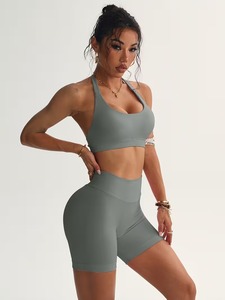 Ensemble de sport sans couture : Crop top dos nu à bretelles avec effet ventre plat et short cycliste push-up en spandex – Pack de vêtements de sport - Product Image 3