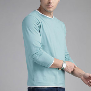 เสื้อยืดแขนยาวผู้ชายสีฟ้าอ่อน คอโอ ทรงปกติ แต่งขอบตัดสี ผ้าถักเนื้อนุ่ม สไตล์ลำลอง - Product Image 3
