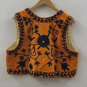Veste courte sans manches brodée jaune moutarde traditionnelle pour femme, faite à la main, ethnique, avec des motifs floraux en fil noir, style Koti Boho Crop Shrug - Product Image 2