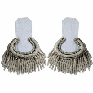 แผ่นประดับไหล่แบบพรีเมียม สีขาวและสีเงิน ทำจากผ้าฝ้ายผสมโพลีเอสเตอร์ พร้อมพู่ห้อยสีเงิน - Product Image 1