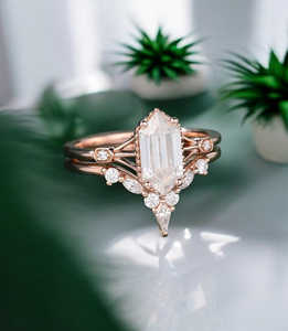 Anillo de Compromiso con Diamante Cultivado en Laboratorio con Corte Hexagonal, Conjunto de Anillos de Boda Chevron, Conjunto Nupcial Geométrico Vintage, Anillo de Diamantes Art Deco - Product Image 4