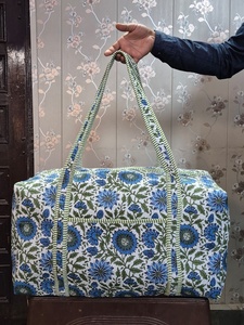 Bolsa de lona hecha a mano con estampado floral azul, de gran capacidad, para viaje, para mujer, material textil, cierre con cremallera. - Product Image 1
