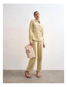 Chemisier élégant et formel pour femme, couleur unie, boutonné, manches longues, col rabattu, coupe ajustée, avec poche à rabat, idéal pour le bureau - Product Image 4