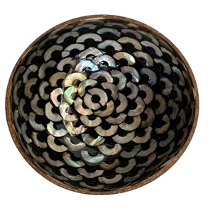 Bol en coquille de noix de coco avec gravure artistique, finition écologique, surface polie élégante pour des présentations de cuisine raffinées - Product Image 2