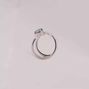 Anillo de compromiso de plata de ley 925 con circonita verde de corte brillante de 1.50 CT, diseño moderno con pavé y banda de boda cruzada, regalo. - Product Image 6