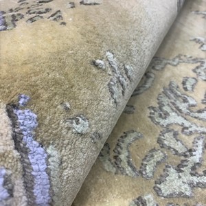 Tapis d'appoint vintage en laine beige noué à la main, motif damassé ivoire et bordure florale lavande, pour salon, chambre et décoration d'hôtel - Product Image 6