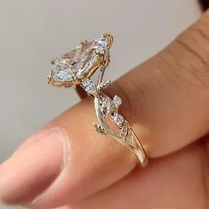 Anillo de Diamantes con Corte Pera en Oro Amarillo Sólido con Detalles Inspirados en Hojas, Piedra de Acento Redonda y Diseño de Compromiso Inspirado en la Naturaleza - Product Image 2