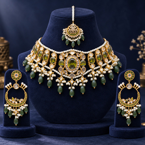 Fabricant de parures de mariée en gros plaquées or avec perles vert olive, comprenant collier ras-du-cou, boucles d'oreilles et tikka - Product Image 4
