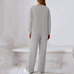 Ensemble de salon élégant et neuf, parfait pour les tenues décontractées et la relaxation, avec des matériaux respirants et confortables. Ensemble de salon pour femmes. - Product Image 2