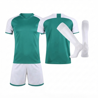 Ensemble d'uniformes de football unisexe vert émeraude et blanc personnalisé, tissu en maille doux, séchage rapide, impression numérique, taille élastique, manches courtes, col.