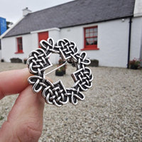 Broches écossaises traditionnelles à motif nœud celtique et cercle à carreaux pour châles, écharpes ou pulls – Vente en gros 2026