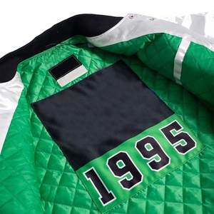 Veste de baseball universitaire en satin pour hommes avec logo de haute qualité personnalisé hiver style de rue boutonné Lettermen sports d'équipe et club - Product Image 3