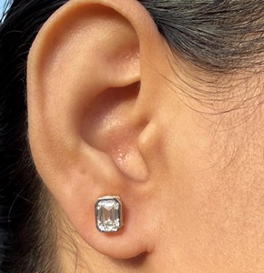 Boucles d'oreilles clous en diamant de laboratoire taille émeraude 2.00ctw, serties clos en or 14K, solitaires minimalistes, cadeau idéal pour mariages, anniversaires et soirées - Product Image 3