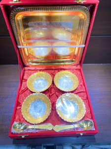 Paquete de Regalo Tradicional Bohemio con Bandeja y Jarra Doradas para Diwali - Product Image 3