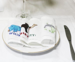 Serviette de cocktail carrée personnalisée en coton brodé main motif baleine mignonne 6x6 po réutilisable pour la maison, le bar, les événements et les voyages en avion - Product Image 4